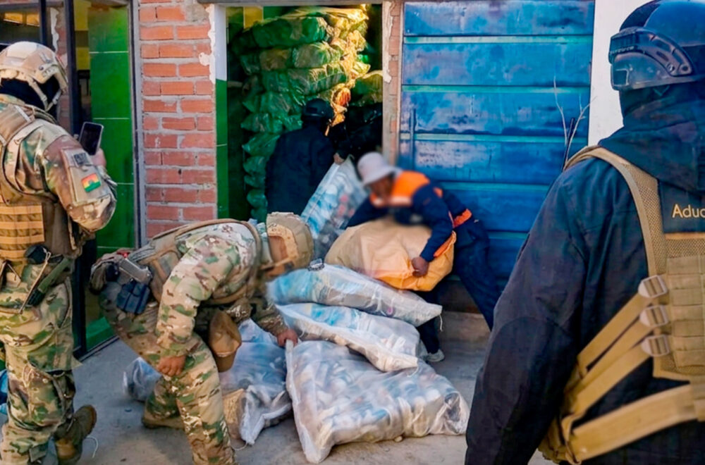 Aduana Nacional decomisa siete toneladas de ropa de contrabando en Oruro