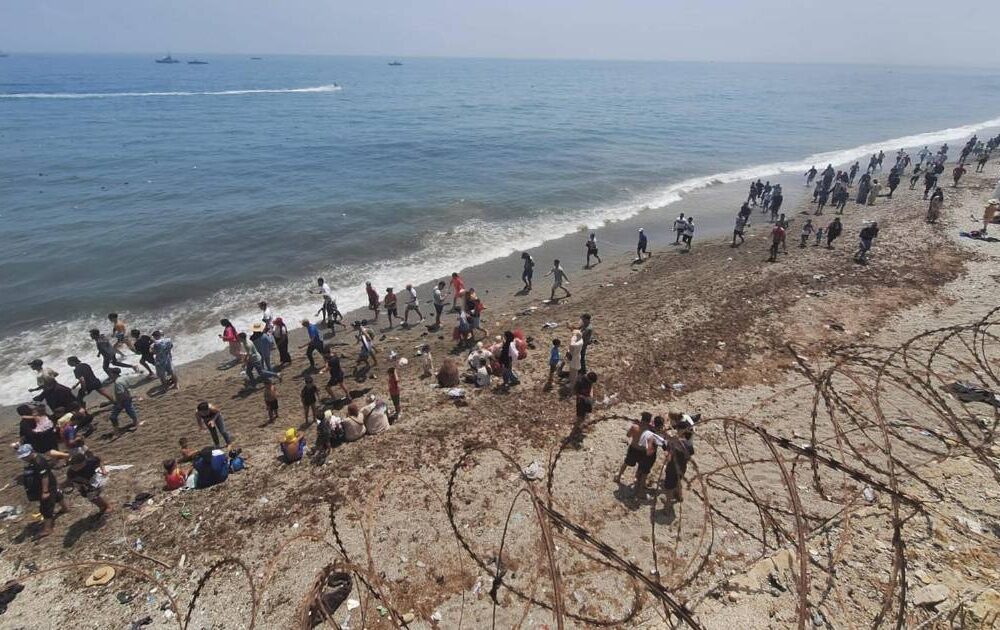 Crisis migratoria en Ceuta: España despliega ejército tras llegada masiva de inmigrantes