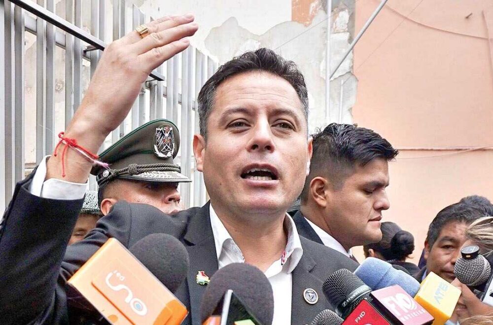Lara denuncia intento de reunión en sauna por parte de Paz
