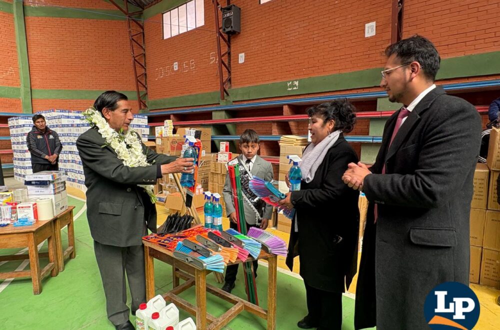 GAMO refuerza la educación con nuevas entregas en Oruro