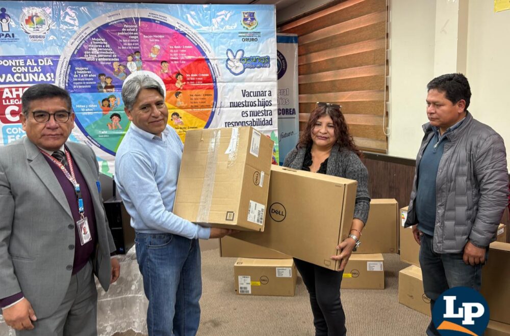 Entregan computadoras para optimizar el registro de vacunación en Oruro