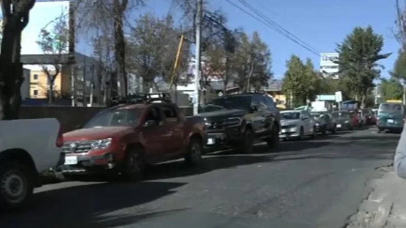 Transportistas exigen solución al desabastecimiento y a las largas filas en surtidores