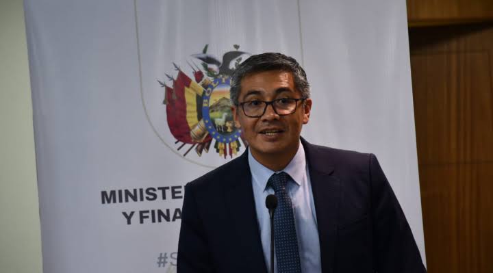 Controversia por las declaraciones del Ministro de Economía sobre su compra de automóvil