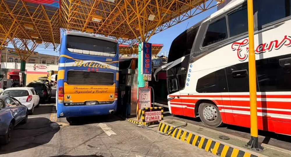Transportistas enfrentan largas esperas para conseguir diésel en Bolivia