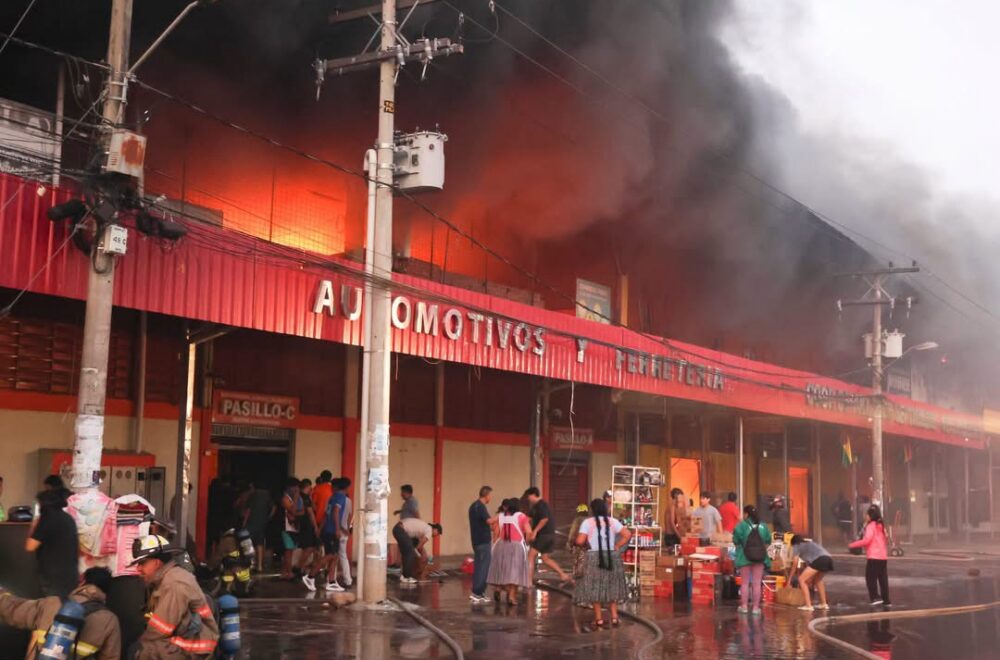 La escasez de diésel pone en riesgo el control del incendio en la Feria Barrio Lindo