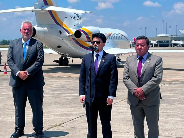 El canciller Héctor Huanca asiste a la toma de posesión del nuevo presidente colombiano