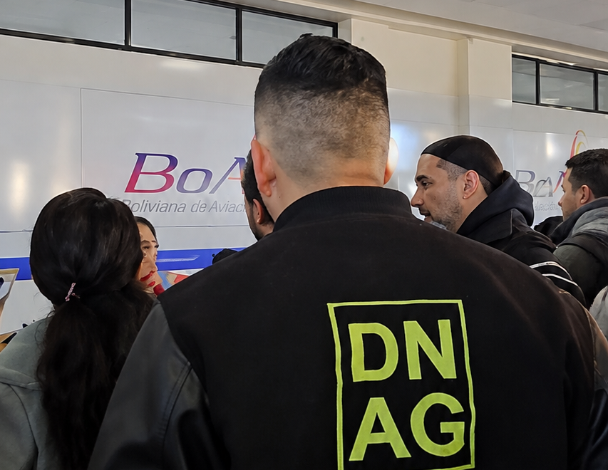 Pasajeros atrapados en El Alto por demoras de BoA exigen solución inmediata