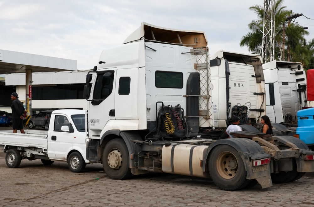 Transportistas enfrentan largas esperas por diésel en surtidores