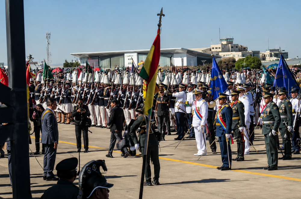 Abucheos marcan la llegada de Rodrigo Paz a la Parada Militar en El Alto