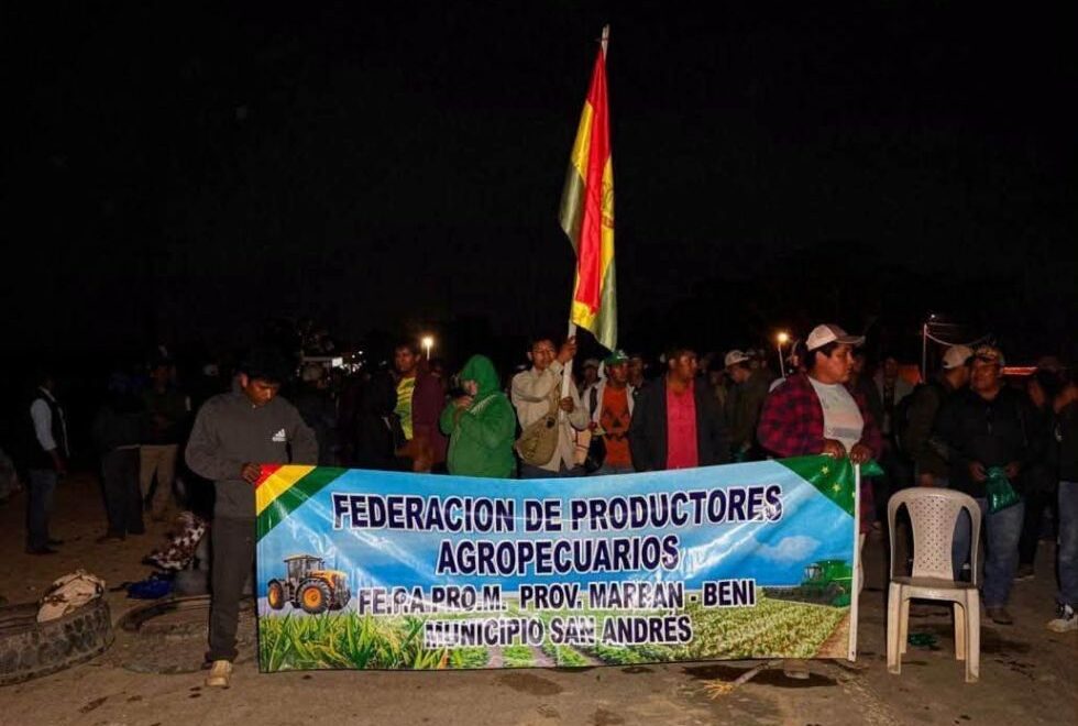 Productores de Beni bloquean carretera Santa Cruz-Beni por incremento del diésel