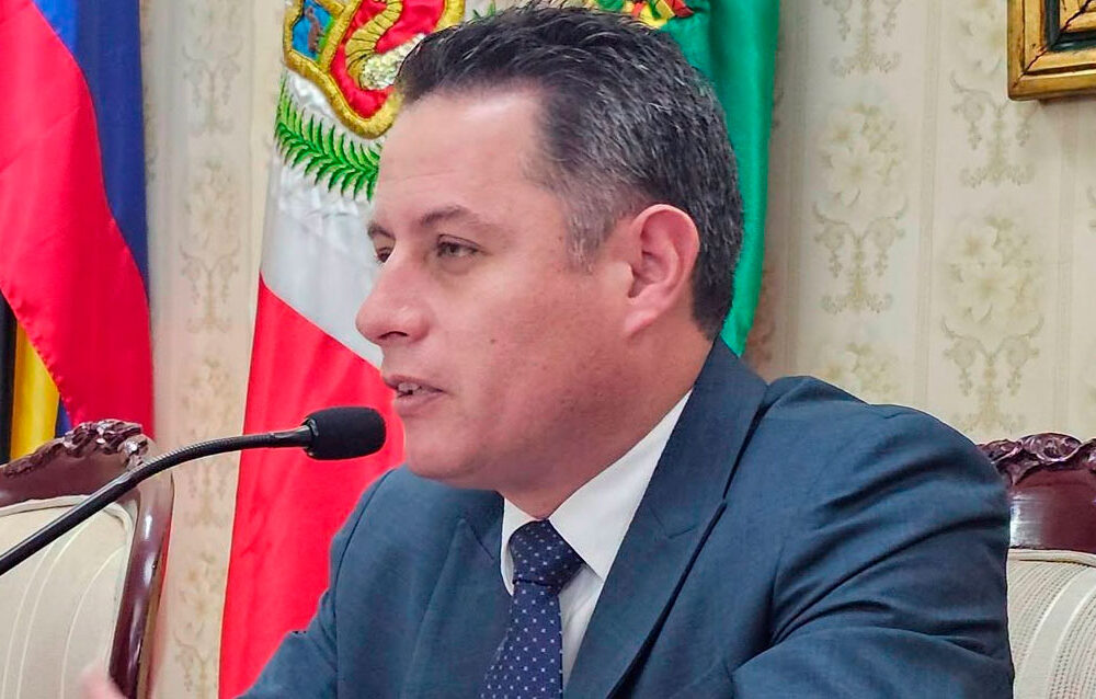 Lara denuncia tráfico de influencias en el amparo de Espinoza