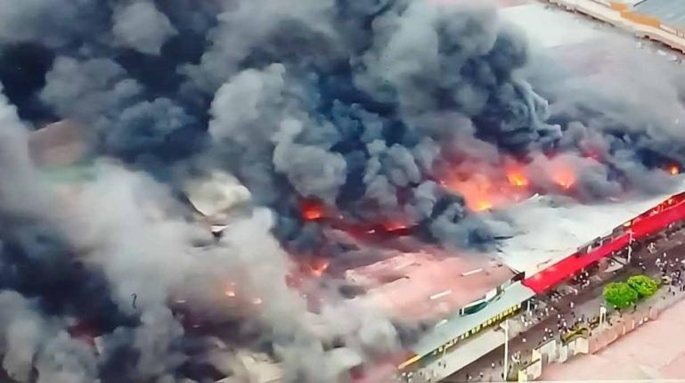 Cincuenta por ciento de la Feria Barrio Lindo afectada por incendio