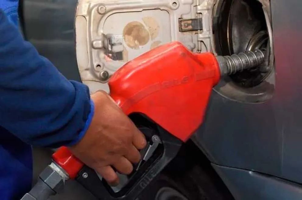Exdirectora de YPFB, detenida en Santa Cruz por caso de gasolina adulterada