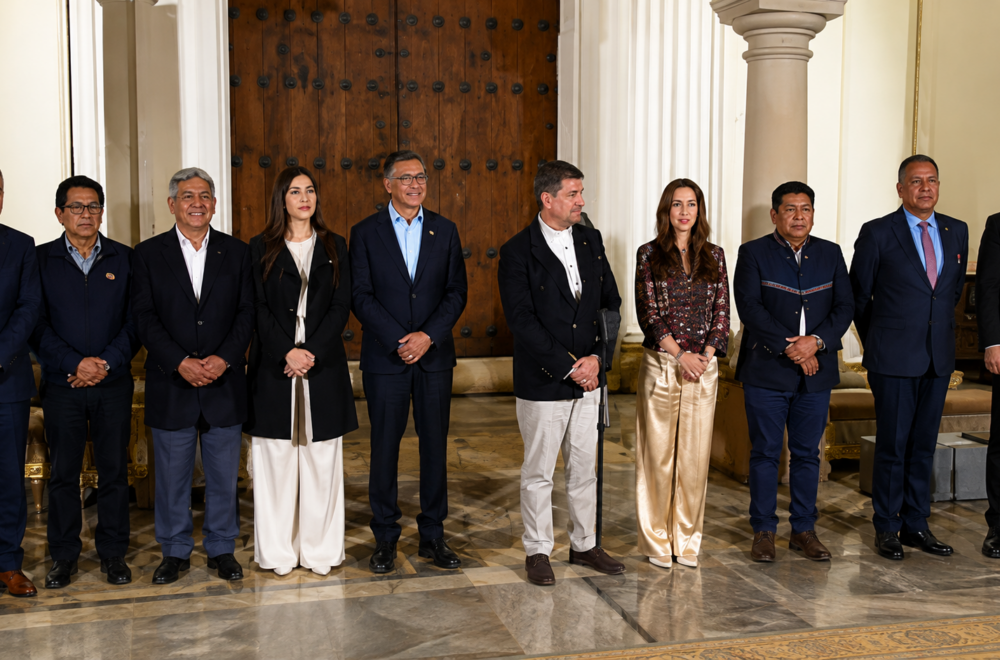 TENSION EN SUCRE: ABUCHEOS INTERRUMPEN A RODRIGO PAZ EN LA FIRMA DEL ACUERDO 50/50