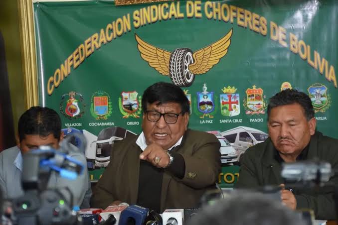 Choferes se movilizan ante crisis de abastecimiento de combustibles