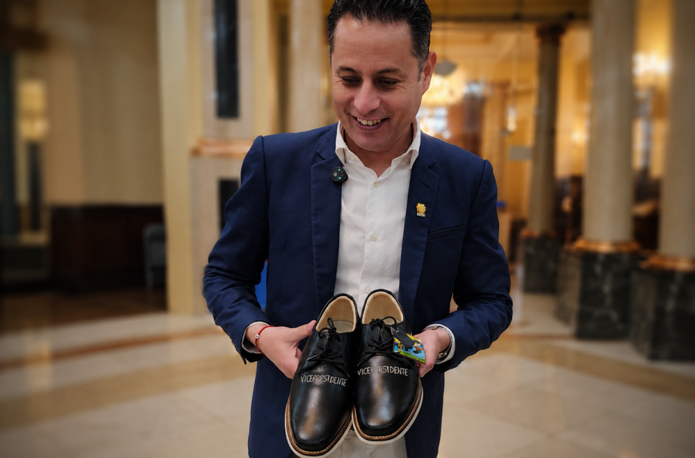 Vicepresidente Edmand Lara y sus zapatos con la inscripción personalizada