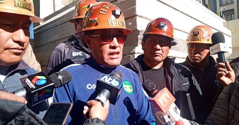 Mineros de Potosí en alerta ante el aumento del diésel