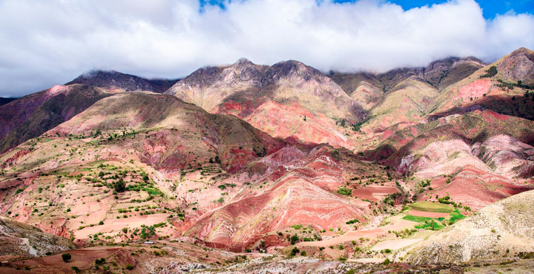 Explorando la Cordillera de los Frailes: Un lienzo natural de colores vivos