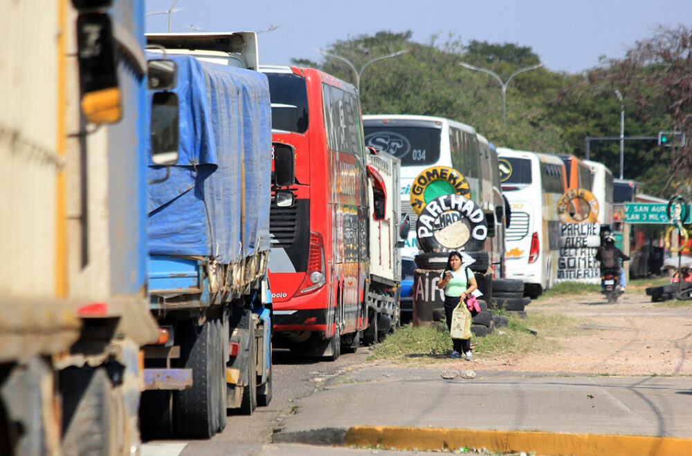 Falta de combustible impacta severamente en la producción agrícola y el transporte en Bolivia