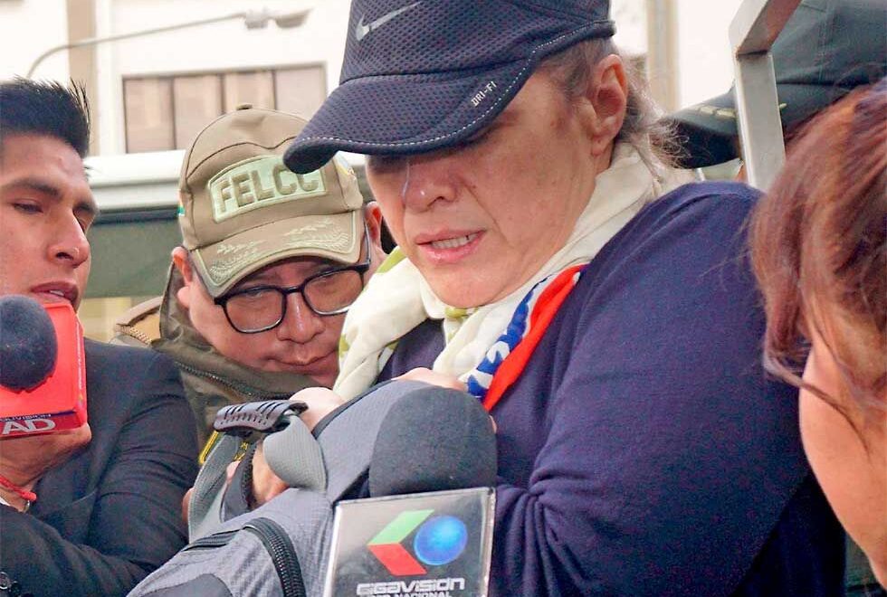 Daniela Durán es llevada a Santa Cruz para detención domiciliaria en el caso de ‘gasolina basura’