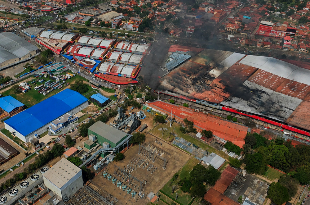 Continúa el incendio en la Feria Barrio Lindo: autoridades priorizan evacuaciones y control de daños
