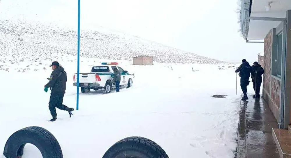 Intensa nevada atrapa a turistas en Laguna Colorada y activa rescate policial