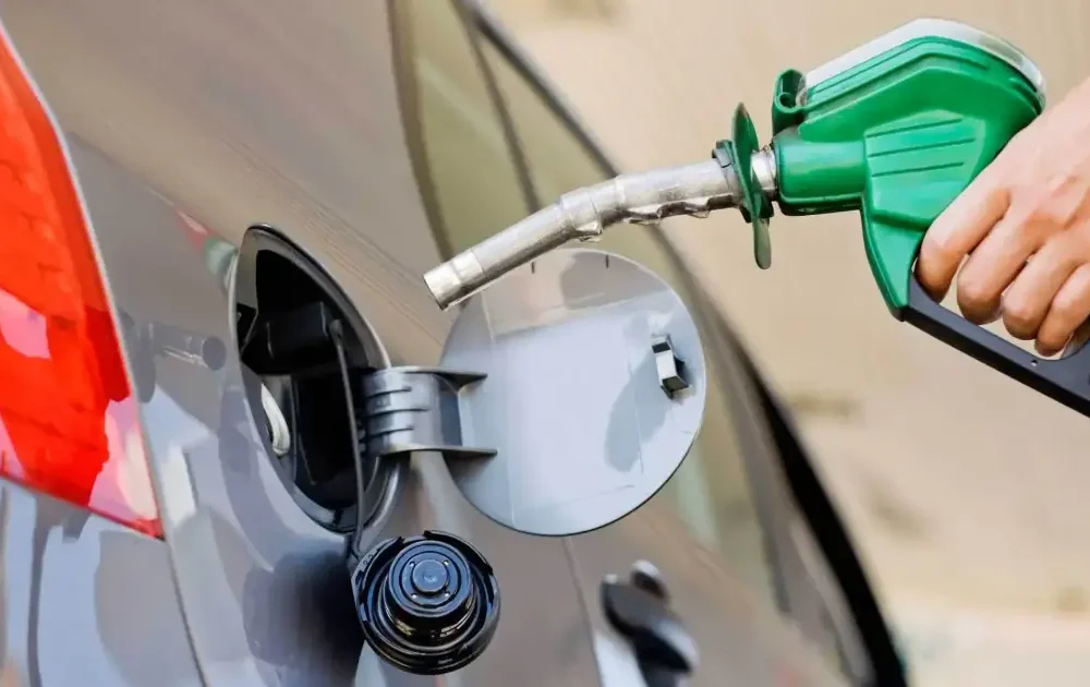 YPFB asegura que no habrá desabastecimiento de gasolina pese a largas filas en surtidores