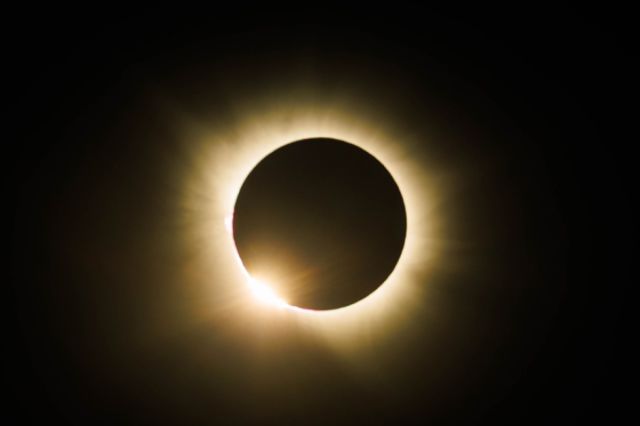 Un eclipse solar deslumbrante atraviesa Europa y Norteamérica con su mayor esplendor en España