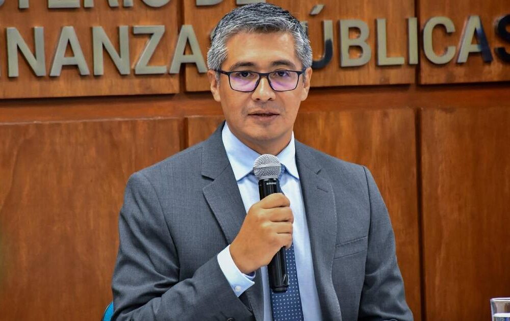 Reclaman rapidez en la designación de un nuevo ministro de Economía tras la salida de Espinoza