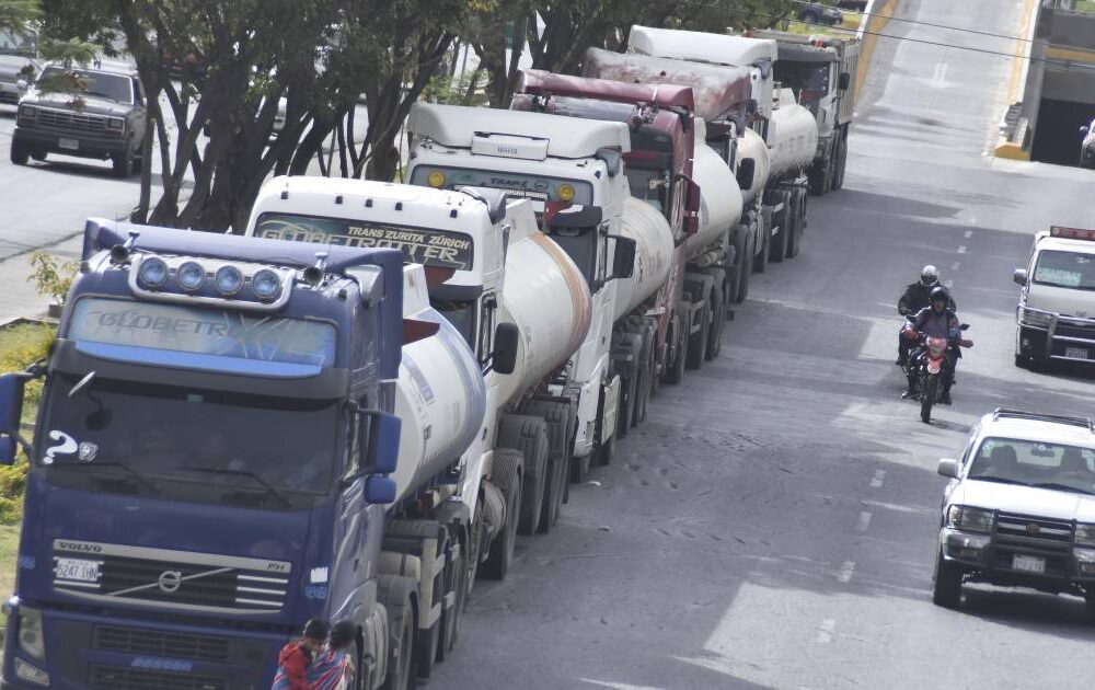 Cisterneros convocan paro nacional por deudas de YPFB
