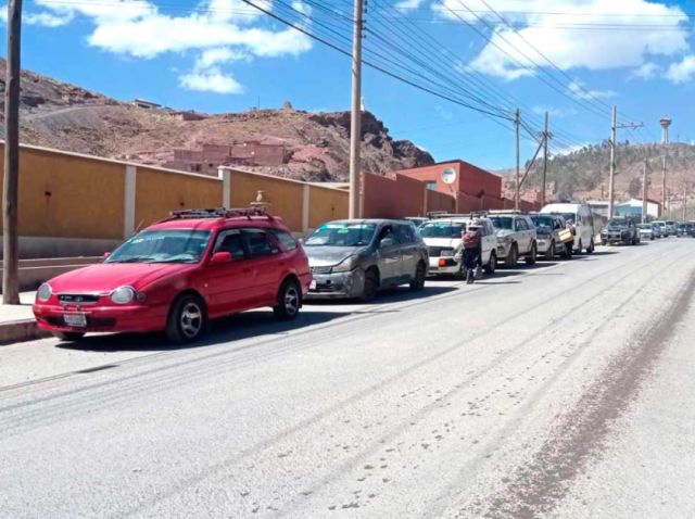 Protesta de choferes en Potosí por falta de combustible
