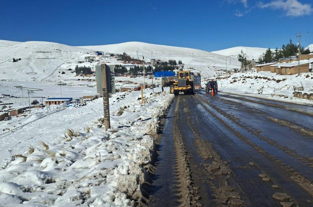 Reanudan el tránsito entre Oruro y Cochabamba tras intensas nevadas