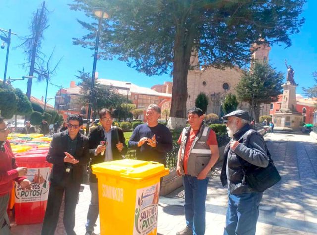 Donación de carritos de basura por empresa minera en Potosí