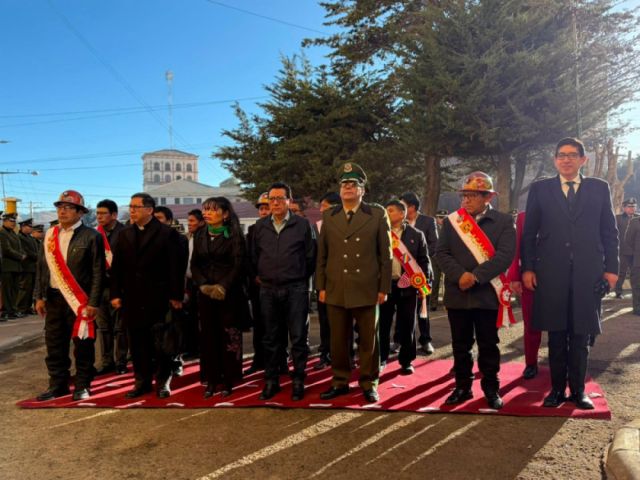 Ceremonia cívica en Potosí con la iza del pabellón nacional