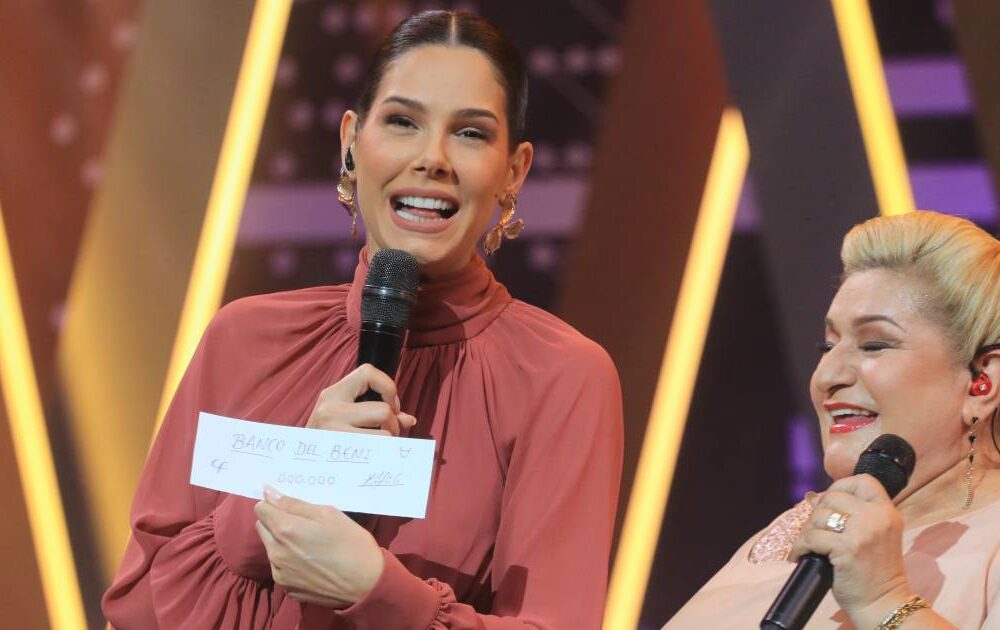Fher sorprende a Paquita la del Barrio con un cheque en blanco