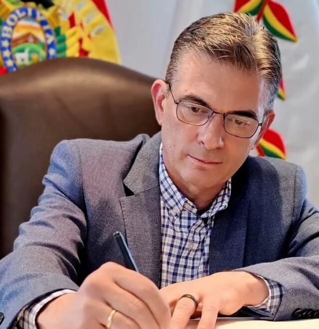 El Gobierno reestructura su gabinete y fusiona ministerios