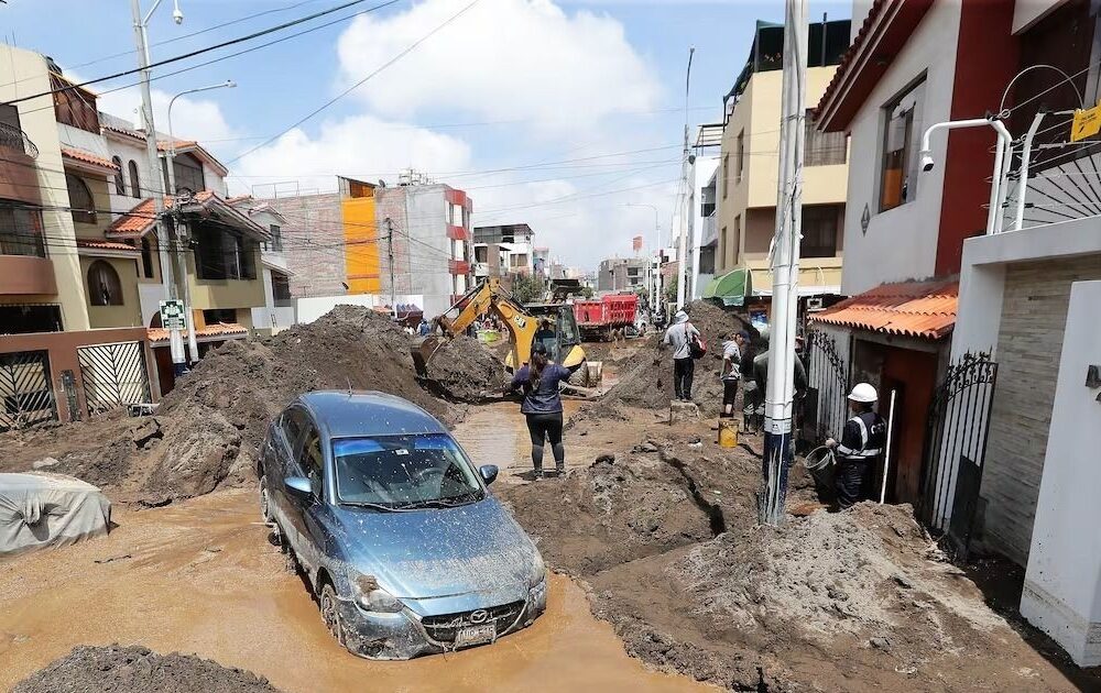 Deslizamientos en el sur de Perú tras intensas lluvias afectan carreteras y servicios