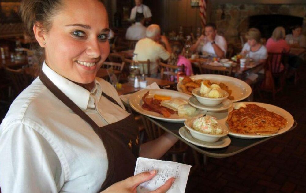 Restaurantes en EE.UU. eliminan propinas para mejorar salarios