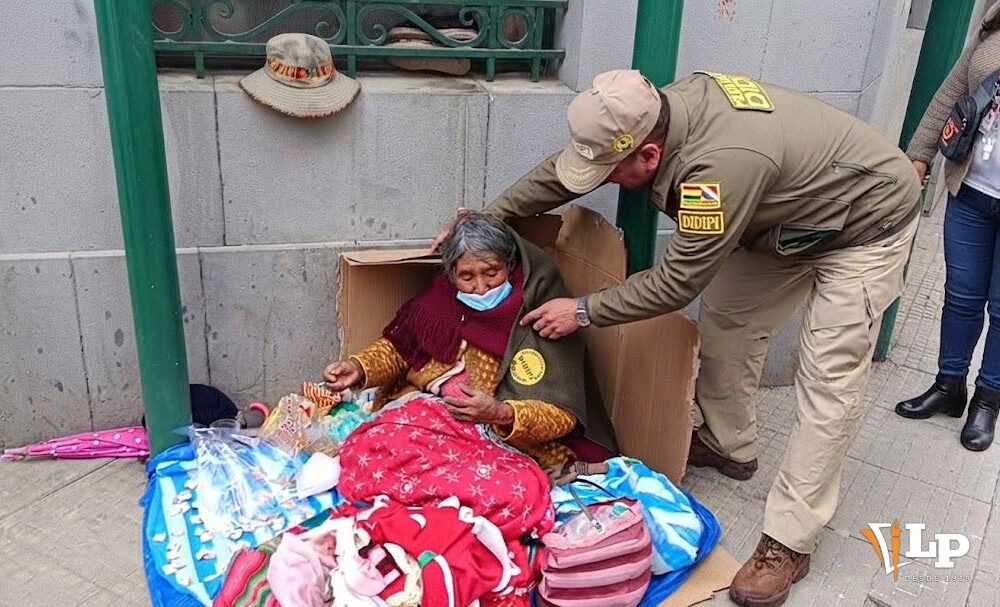 Solidaridad en Oruro: La Policía entrega abrigo a comerciantes