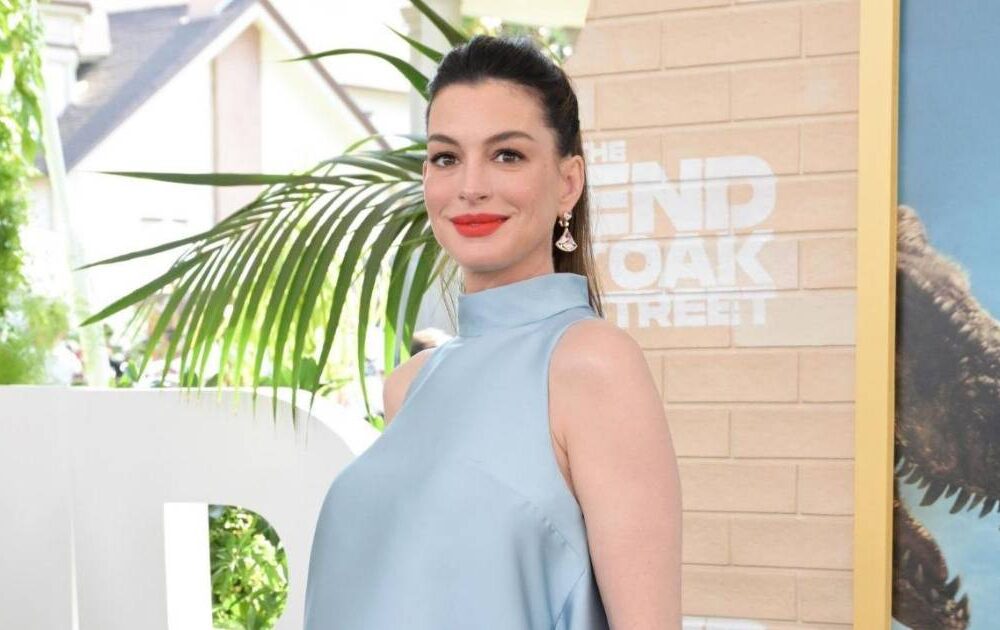 Anne Hathaway brilla en la premiere de ‘The End of Oak Street’ mostrando su embarazo con estilo