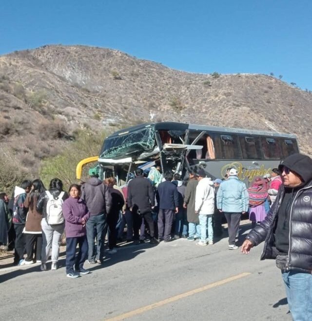 Accidente de flota en camino a Sucre deja heridos