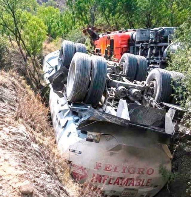 Accidente de camión cisterna genera alarma en La Deseada
