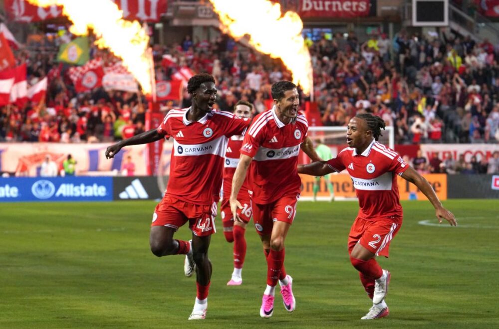 Impactante debut de Lewandowski en Chicago; Messi ve desde el banco