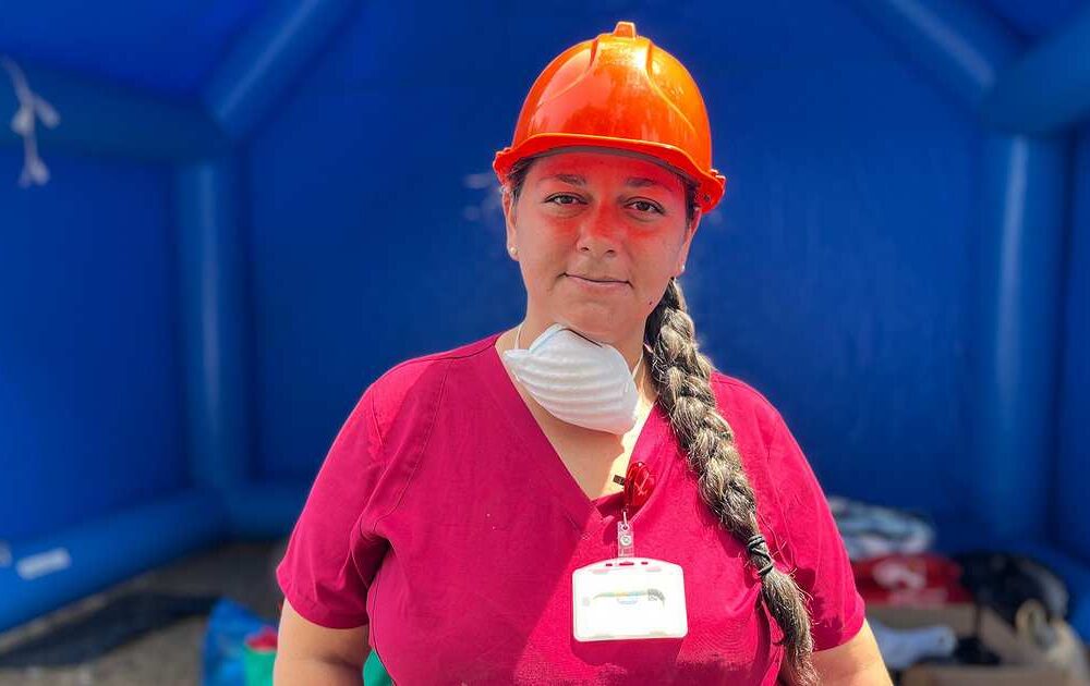 Una madre en busca de esperanza entre escombros tras el terremoto en Cali