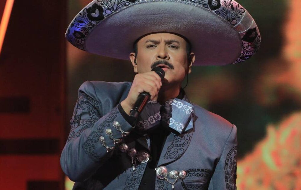 El emotivo regreso de Pepe Aguilar al escenario