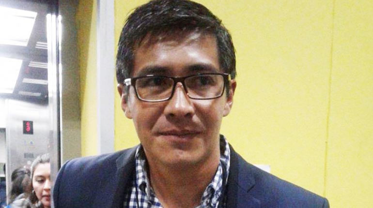 Ministro Espinoza se defiende ante acusaciones de compra irregular de un vehículo