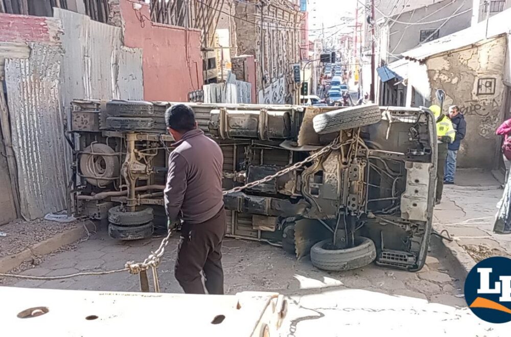 Accidente vehicular en Oruro por falla mecánica deja a una mujer herida