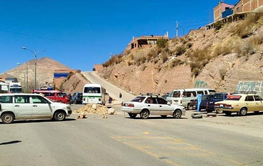 Bloqueos en Potosí por falta de combustible en el transporte público
