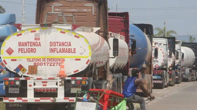 Cisternas de combustible anuncian paro indefinido por impagos de YPFB