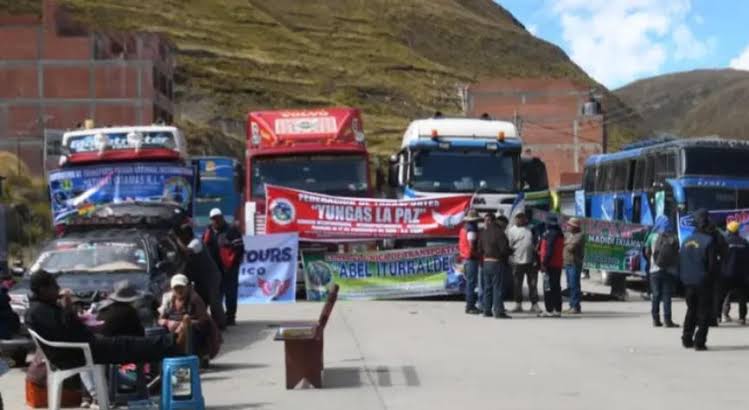 Transportistas exigen respuestas al Gobierno en 48 horas mientras maestros se preparan para marchar